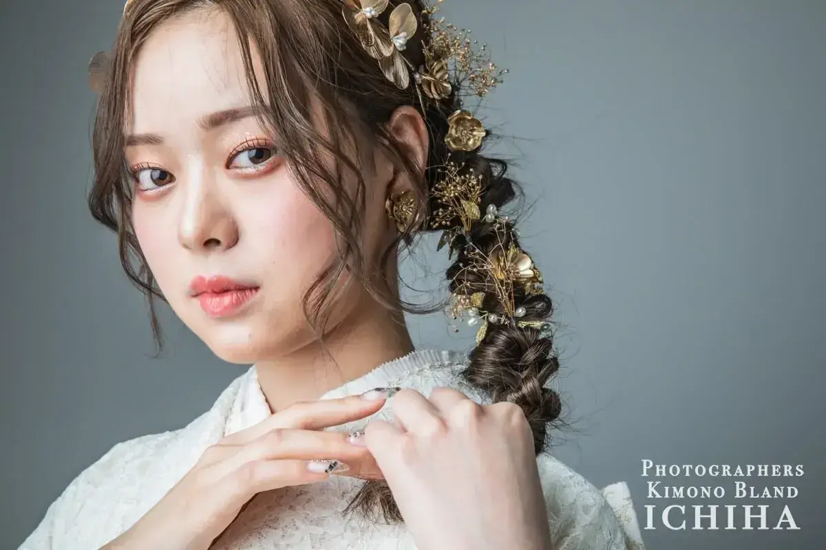 白の振袖の女性