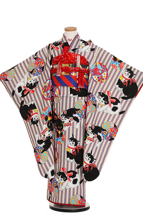 Kimono on a mannequin: purple striped fabric with black-and-white cats, colorful circles, and a red obi sash.