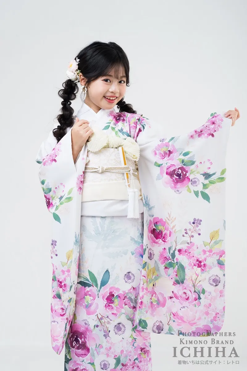 水彩画タッチのアネモネとアジサイを描いたアイボリーの7歳女の子用七五三着物の全身