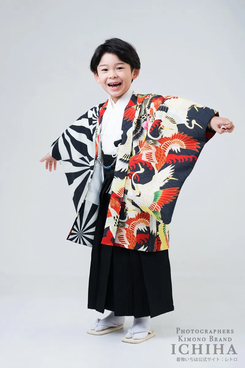 5歳男の子七五三 鶴文様と黒白幾何学 ブラックレッド アシンメトリー羽織袴 全身