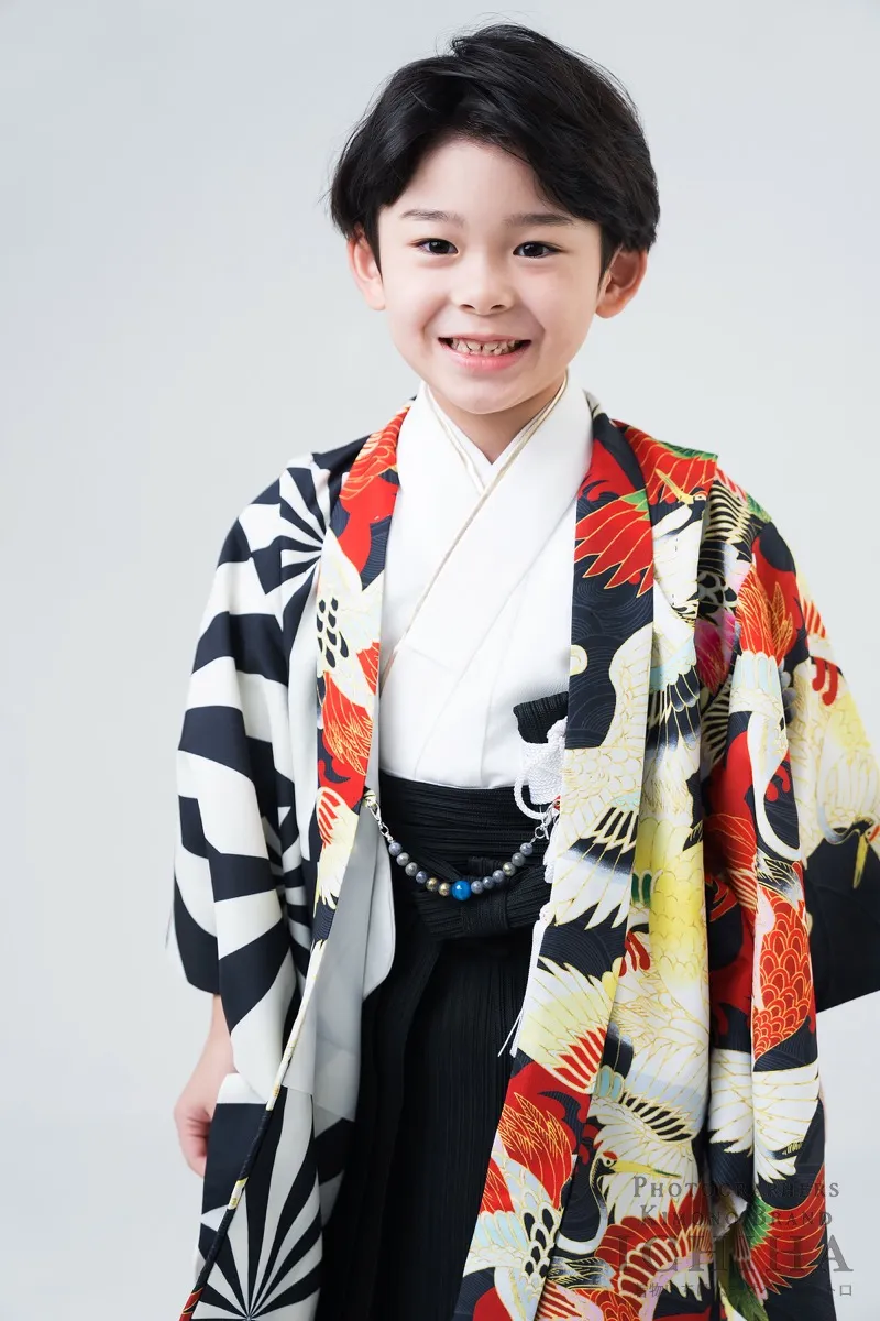 5歳男の子七五三 鶴文様と黒白幾何学 ブラックレッド アシンメトリー羽織袴 全身