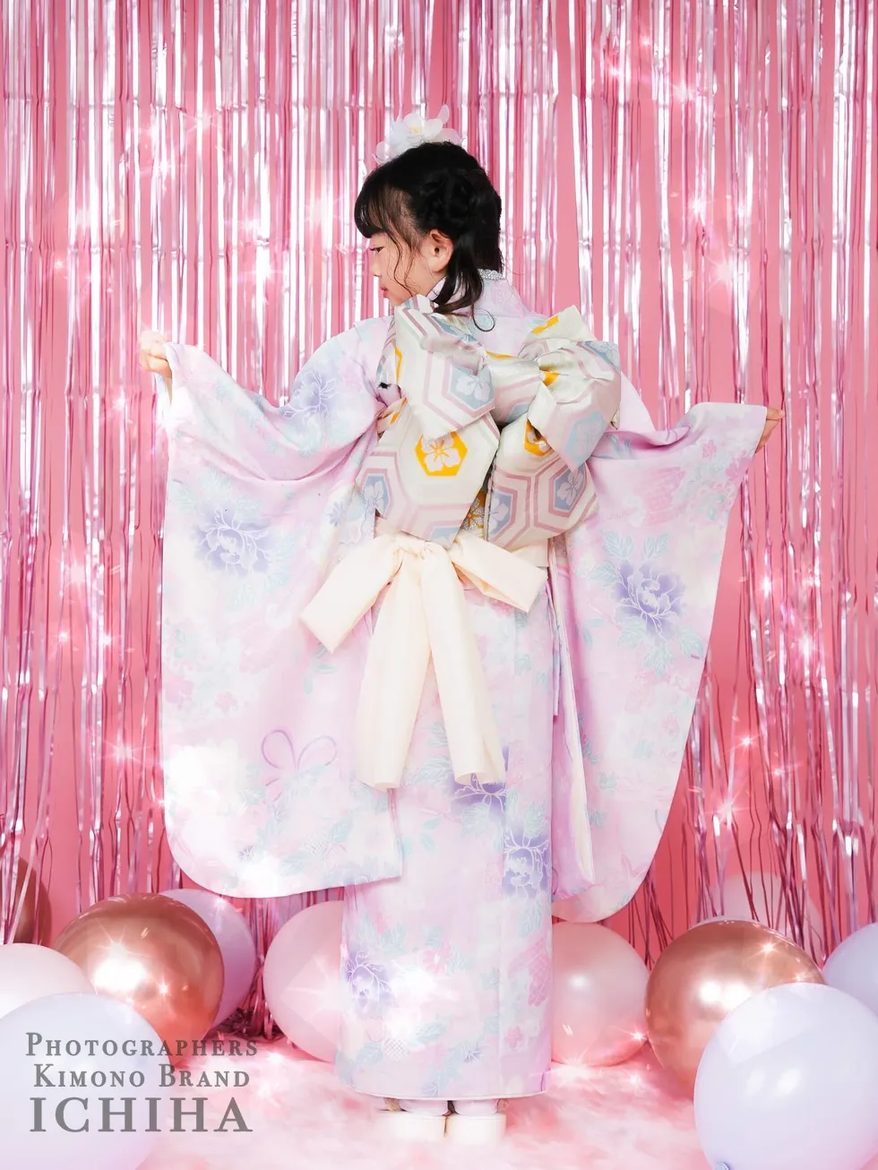 七五三着物レンタルにおすすめの、Swarovski®クリスタル使用ゆめかわシャボン玉古典柄の7歳女の子用着物です。
