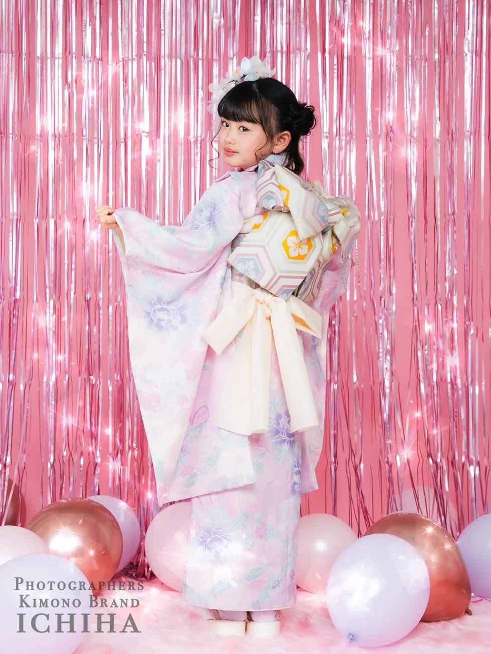 七五三着物レンタルにおすすめの、Swarovski®クリスタル使用ゆめかわシャボン玉古典柄の7歳女の子用着物です。