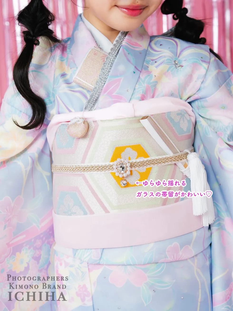 七五三着物レンタルにおすすめの、Swarovski®クリスタル使用ゆめかわシャボン玉古典柄の7歳女の子用着物です。