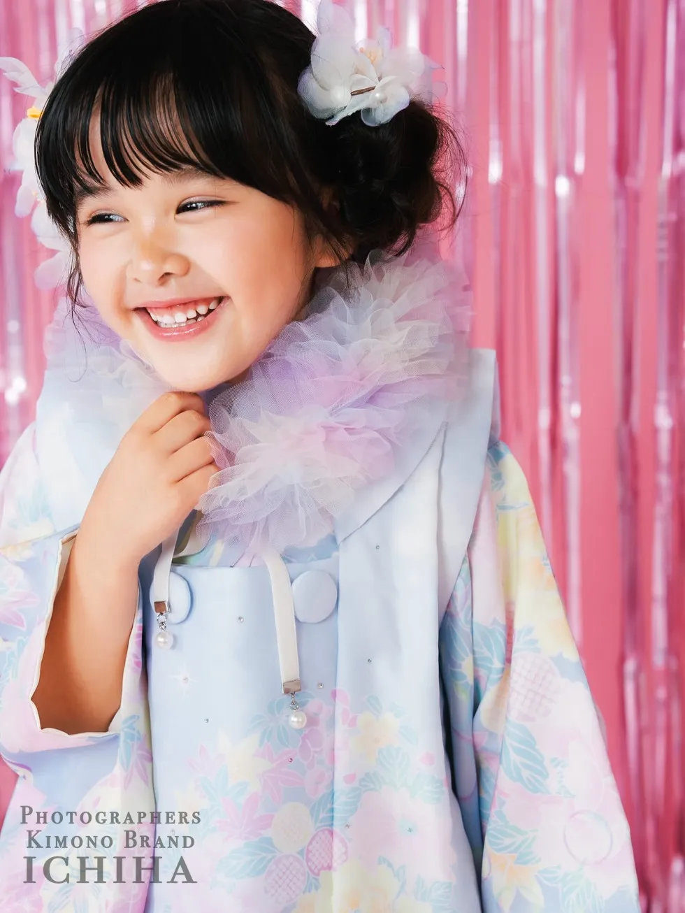 七五三レンタルにおすすめの、ガラスクリスタルのラインストーン付きゆめかわパステル被布を着た3歳女の子用の当社オリジナル着物です。