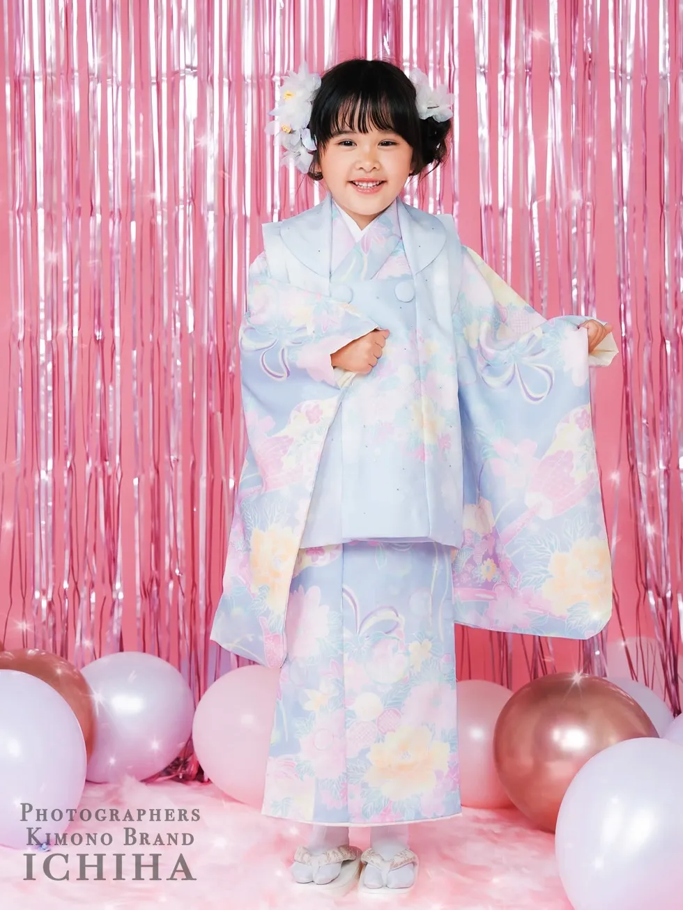 七五三レンタルにおすすめの、ガラスクリスタルのラインストーン付きゆめかわパステル被布を着た3歳女の子用の当社オリジナル着物です。
