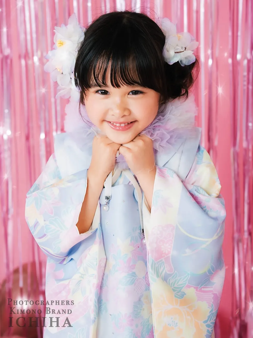 七五三レンタルにおすすめの、ガラスクリスタルのラインストーン付きゆめかわパステル被布を着た3歳女の子用の当社オリジナル着物です。