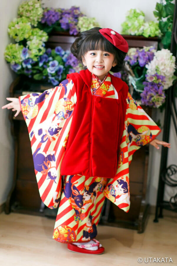 七五三 3歳女の子のヘアセット｜アンティーク調着物に合わせてレトロなトーク帽もおすすめ（レトロ猫縞 赤黄緑 アンティーク 被布セット）